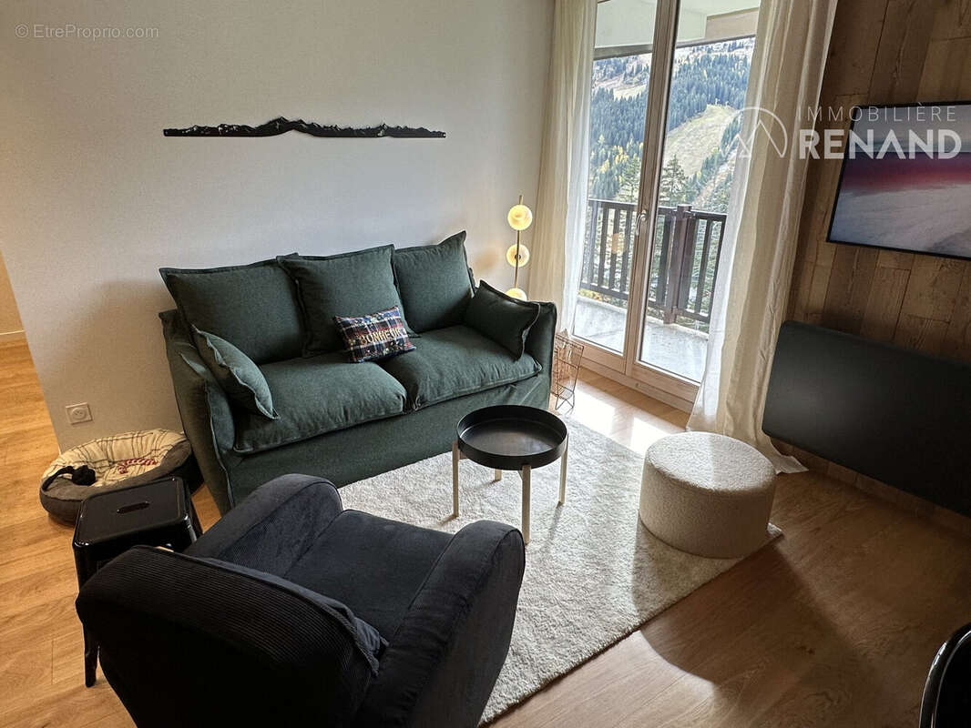 salon avec balcon et vue  - Appartement à CLUSES