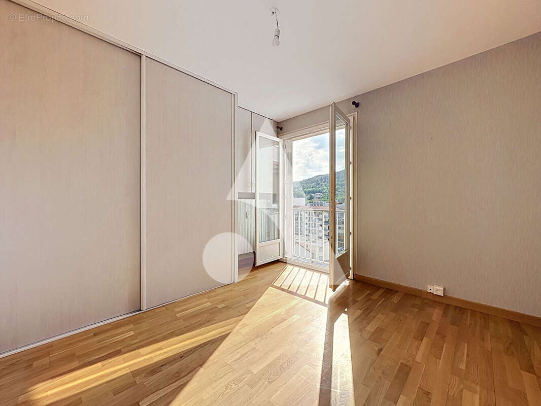 NOUVEAUTÉ - Appartement T4 transformé en T3 avec garage, cave et cheminée - Gap ! - photo 4