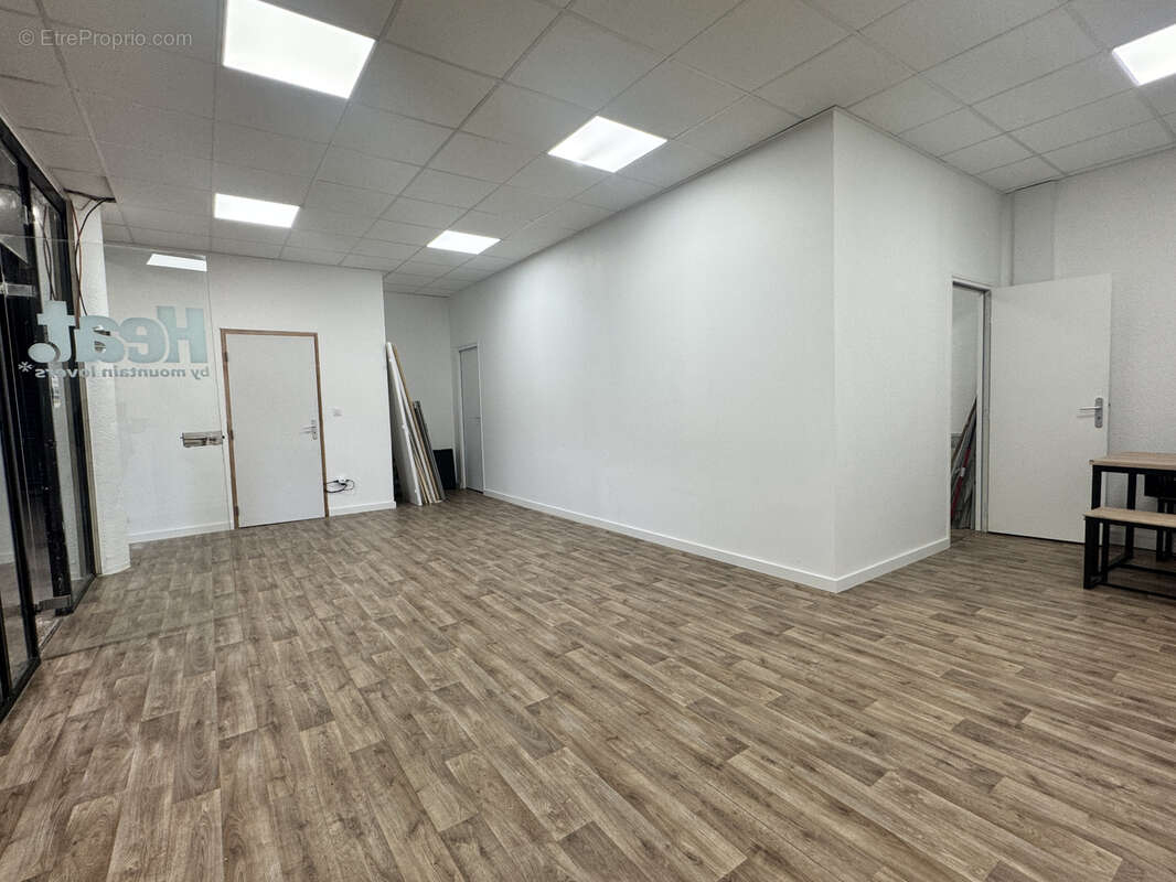 Murs commerciaux rénovés - 78,81 m2 - Opportunité d'investissement ! - photo 3