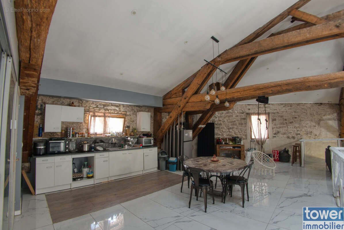 Maison en pierre intégralement restaurée - 166 m2 - 5 pièces + soub. aménagé 162 m2 - Jardinet + Terrasse - photo 4