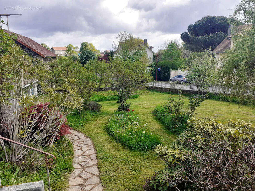 Maison de bourg rénovée avec grand jardin arboré - photo 4