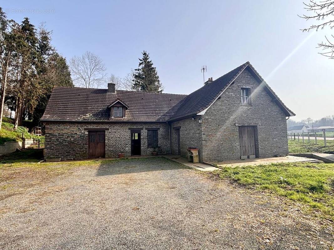 Maison à CONDE-SUR-VIRE