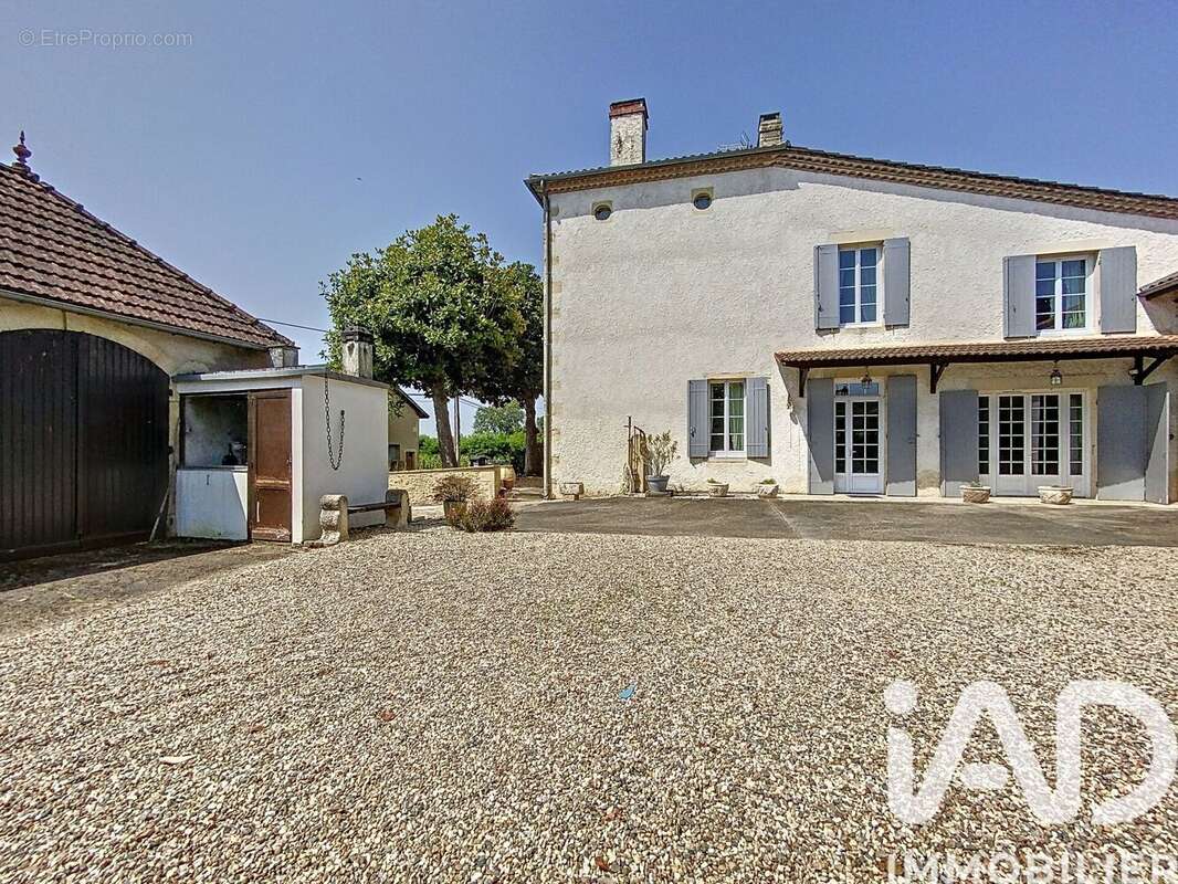 Photo 2 - Maison à SAINT-PIERRE-D'AURILLAC