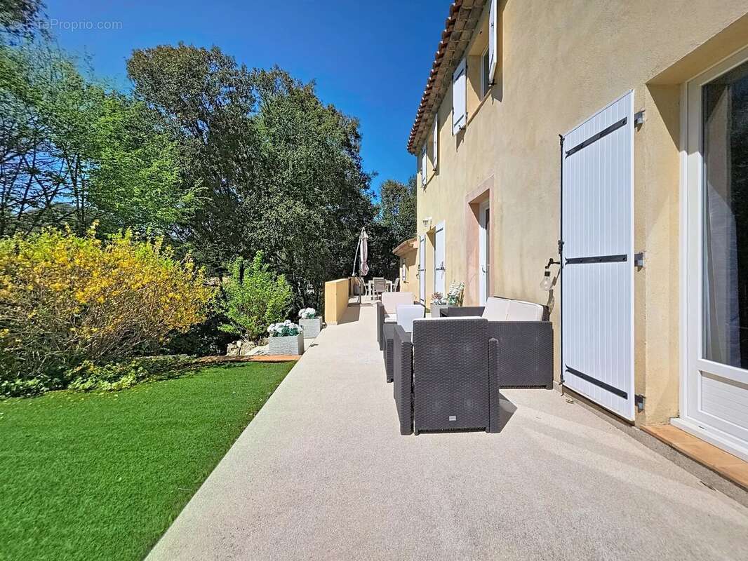 Maison à ROQUEFORT-LES-PINS