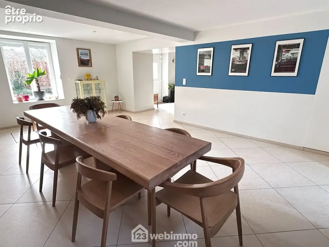Une salle à manger idéale pour accueillir vos repas de famille.
