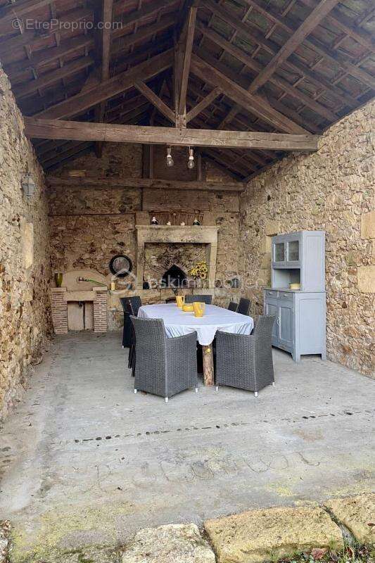 Ensemble de bâtiments en pierre composé d’une maison d’habitation, d’un gîte, d’un pool house, de deux ateliers et de deux sécho - photo 25