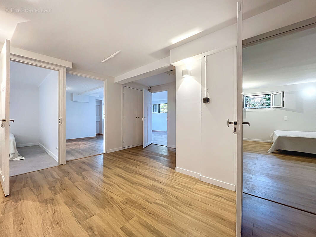 Maison de caractère, T6 de 171 m2 au calme avec jardin, terrasses et garages. - photo 7