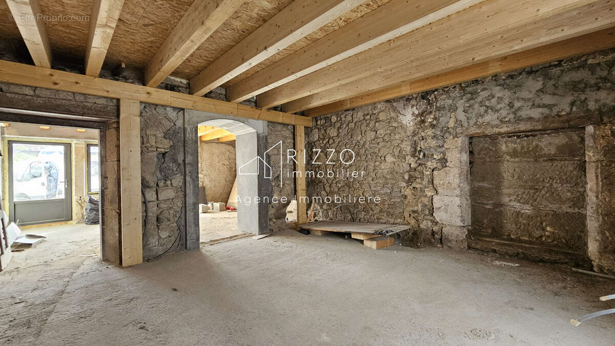Maison à PERON