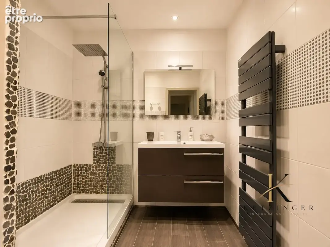Salle de bain moderne et épurée
