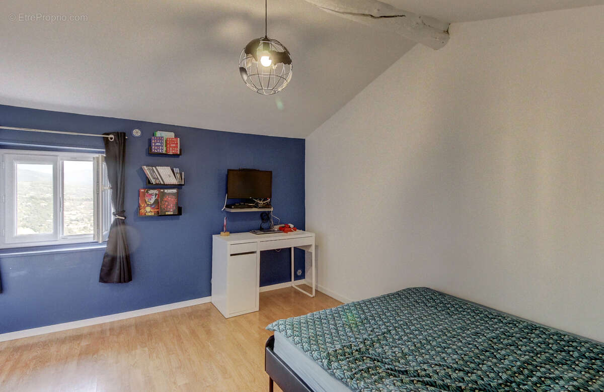 Maison à CHATEAUNEUF-VILLEVIEILLE