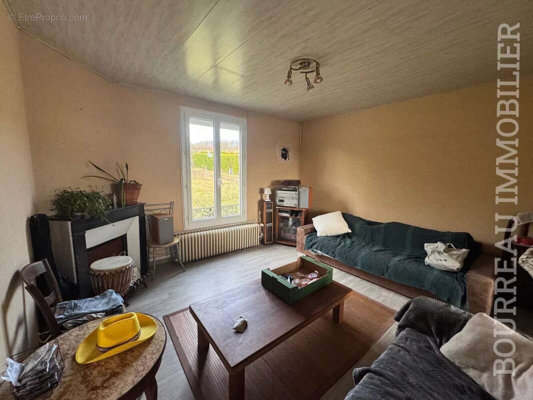 Appartement à LA CELLE-SAINT-CYR