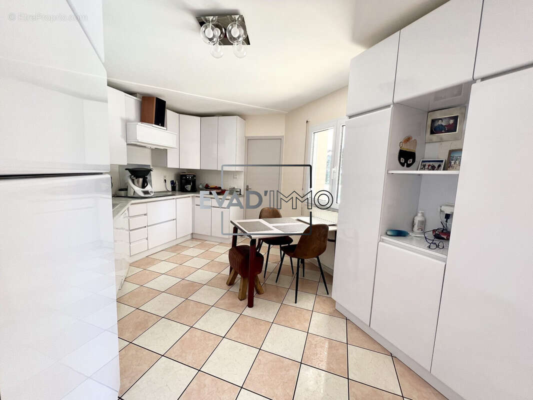 Maison à CHAZELLES-SUR-LYON