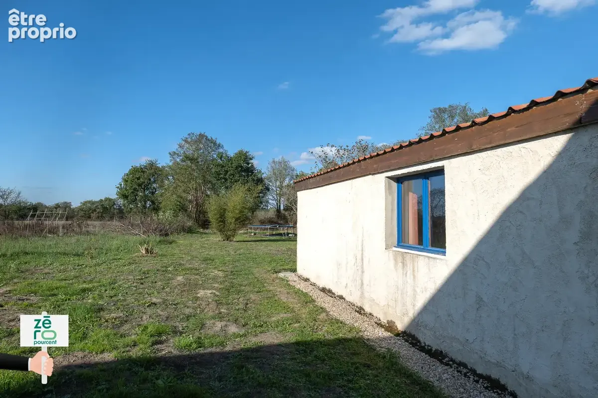 Le charme de l'ancien, le confort d'une rénovation récente et un cadre de vie privilégié à proximité du lac du - photo 32