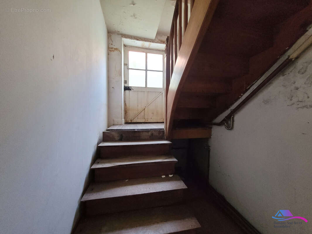 Escalier - Maison à CHATEAUMEILLANT