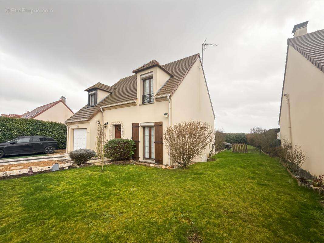 Maison à FRESNAY-L'EVEQUE