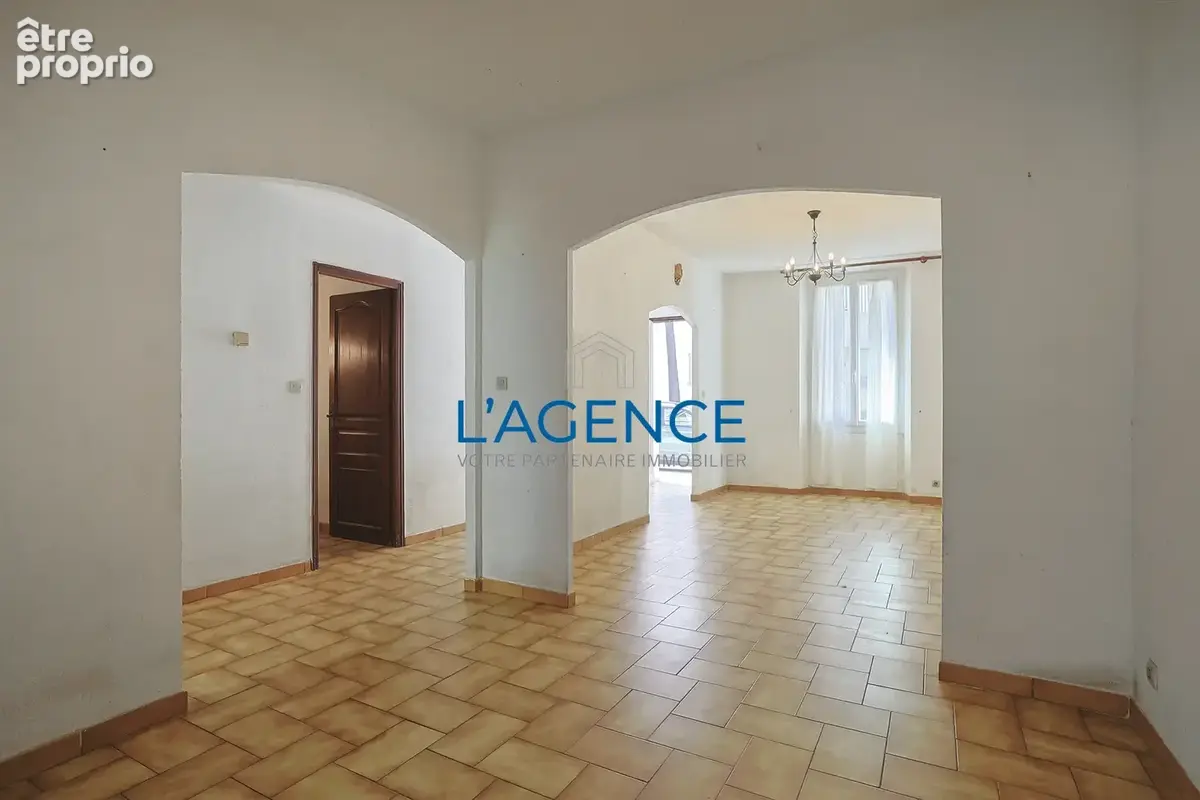 Hyères en plein coeur du quartier de la Gare , Maison de 140 m2 avec jardinet, exposée est ouest - photo 4