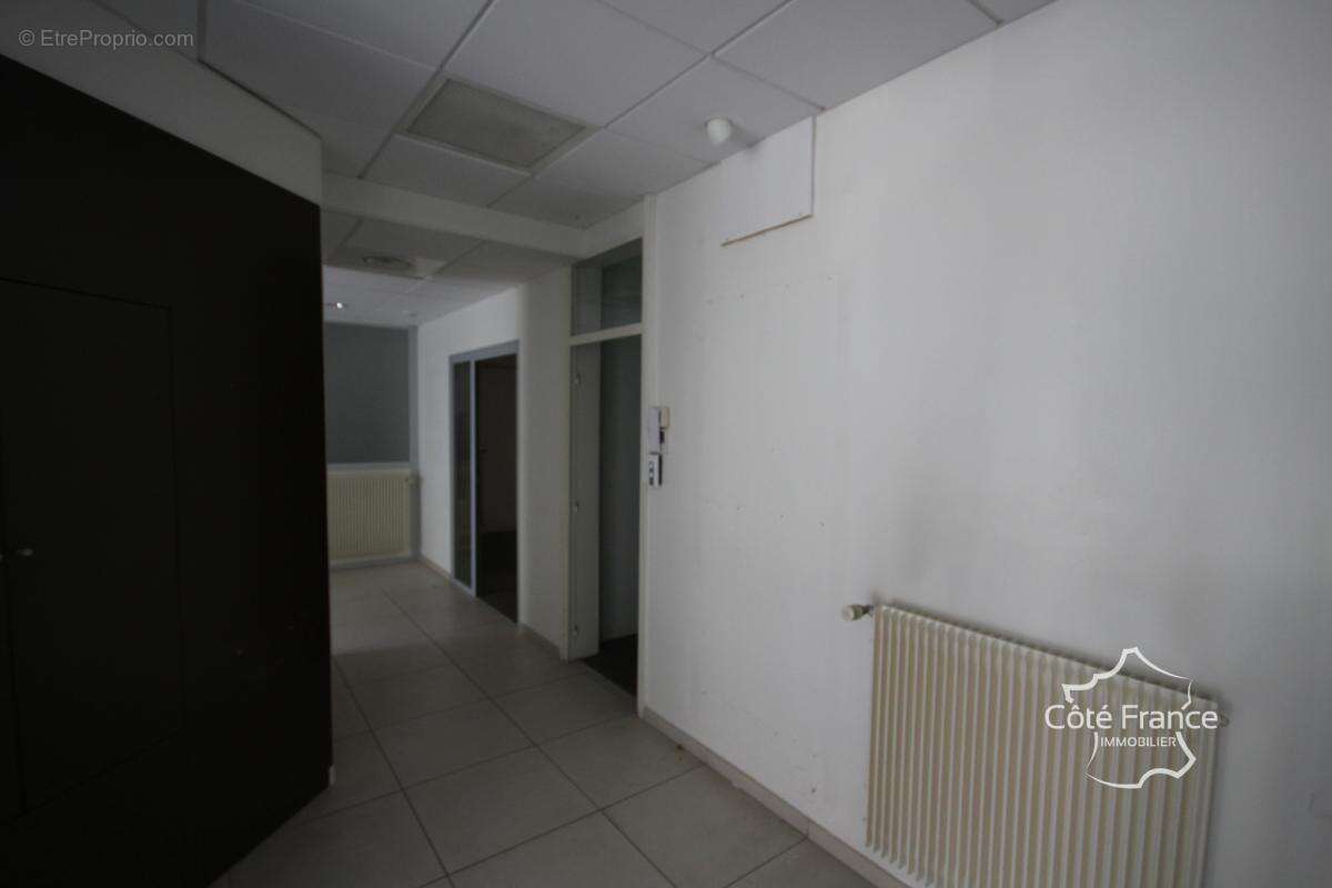 FUMAY Grand local commercial  de 218 m2 - photo 10