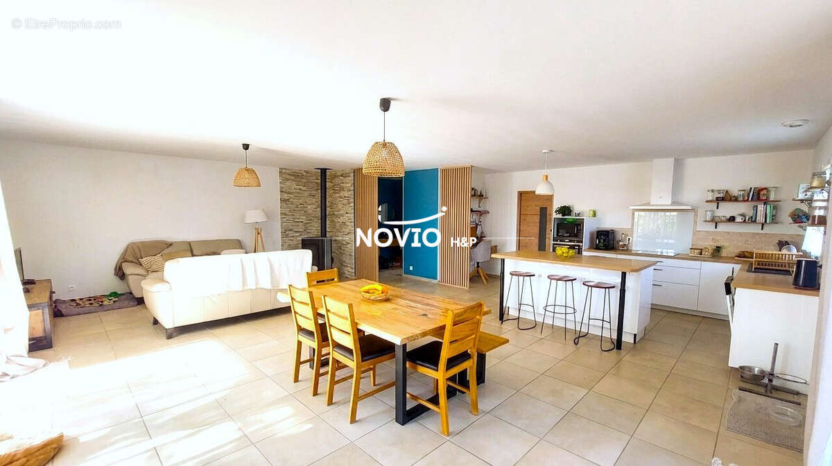Maison 135 m² à Jaunay-Clan  - photo 2
