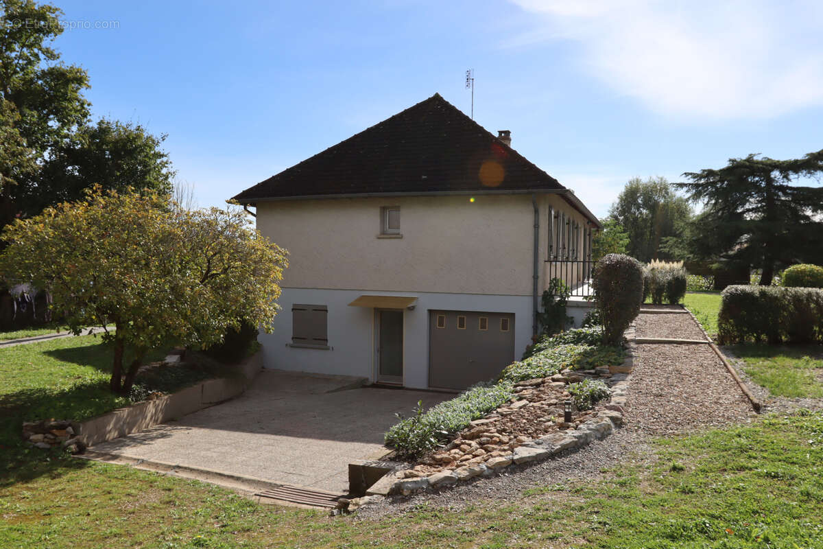 Maison à AINAY-LE-CHATEAU