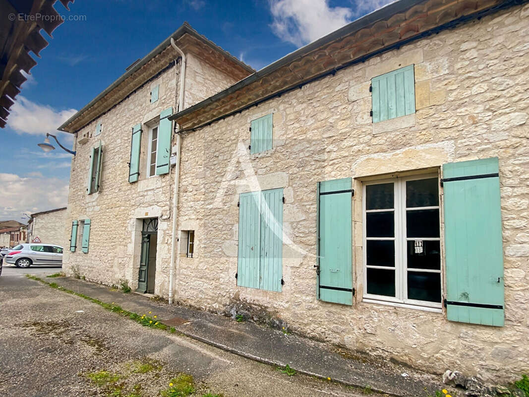 Maison à MONTAIGU-DE-QUERCY