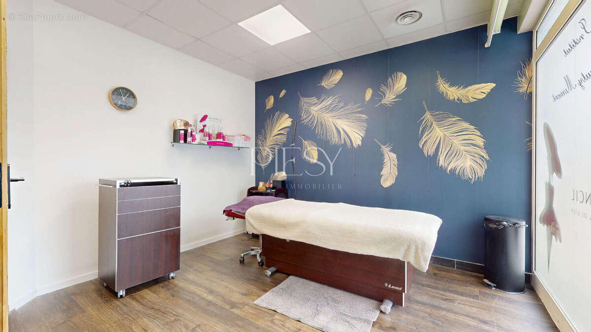 Commerce à ETREMBIERES