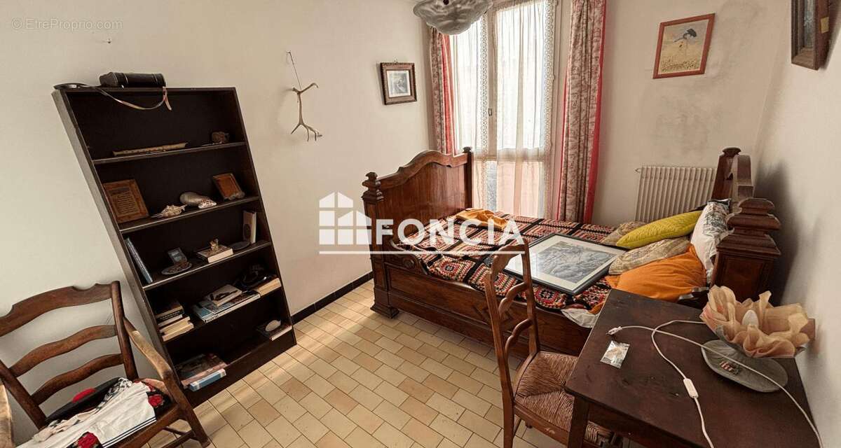 F4 de 80 m2 à rénover + Loggia + Parking - photo 5
