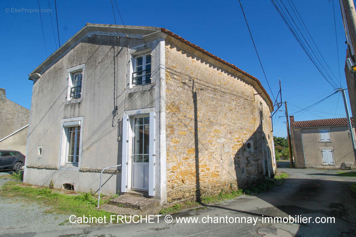 Maison à BAZOGES-EN-PAREDS