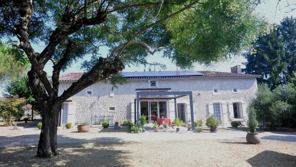 Longère   de 180 m² offrant 3 chambres avec un terrain 1410 m² - photo 2