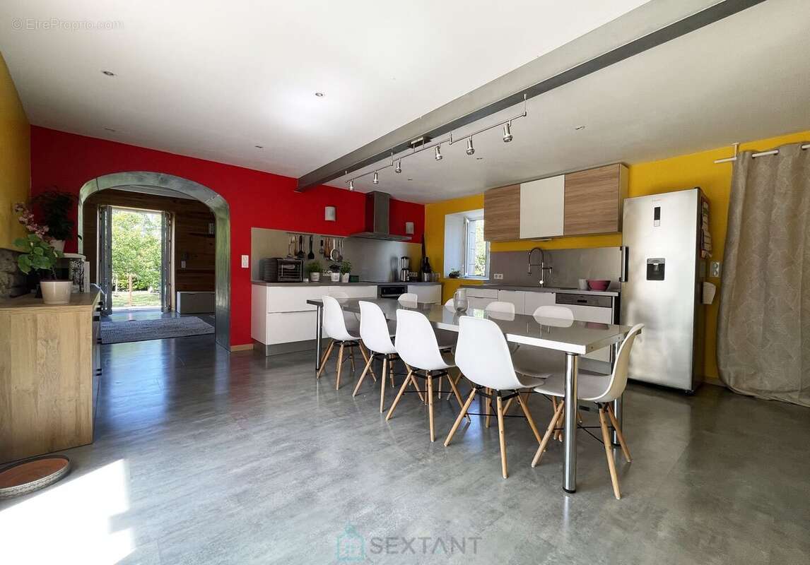 Belle propriété de 325² avec jardin de 3 660m² et dépendances - photo 9