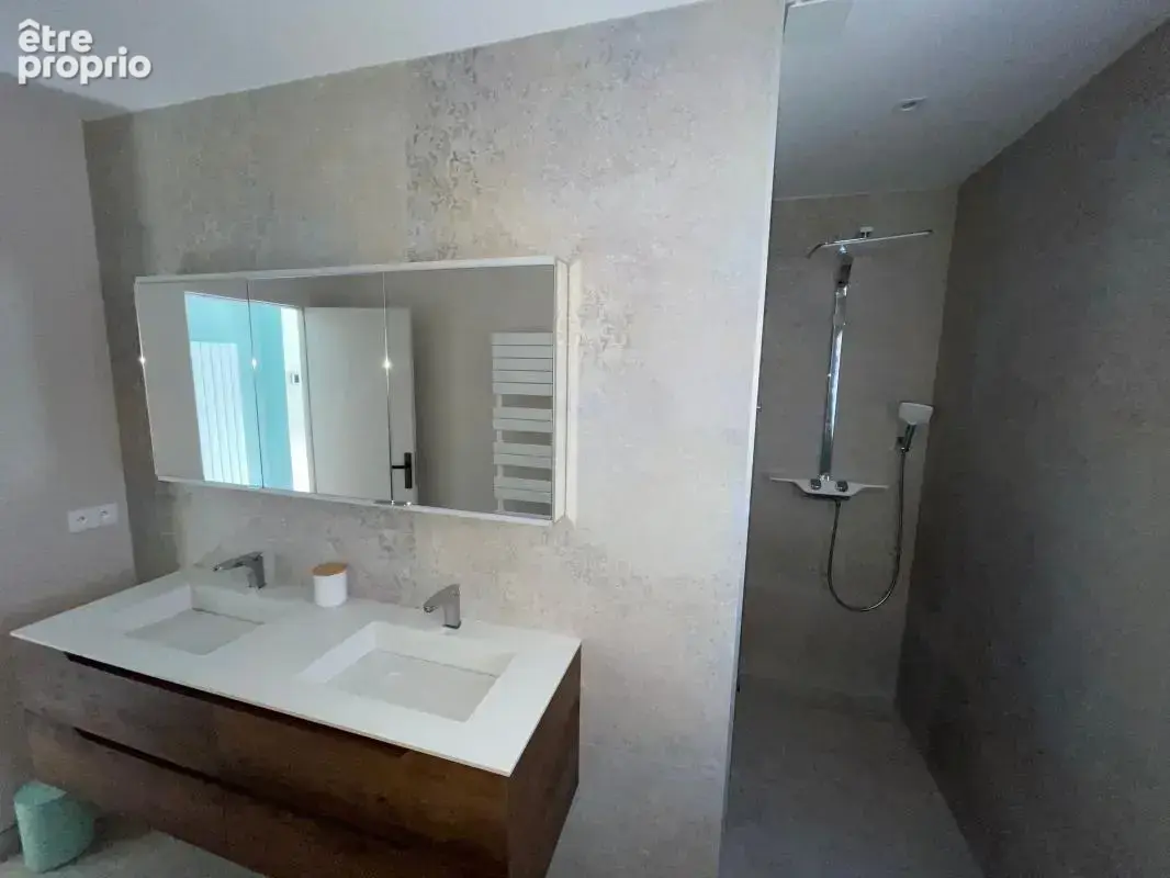 A vendre la seyne sur mer quartier sud tres belle villa de plain pied 5 pieces 4 chambres jardin piscine garage - photo 11