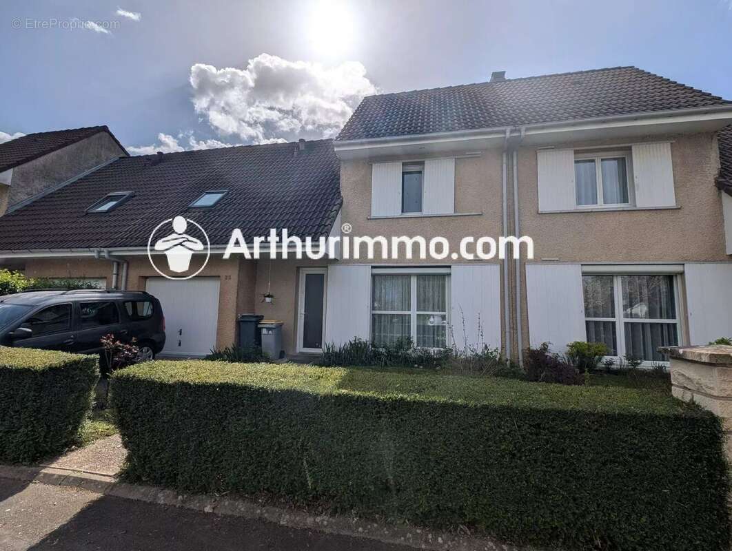 Maison à SAVIGNY-LE-TEMPLE