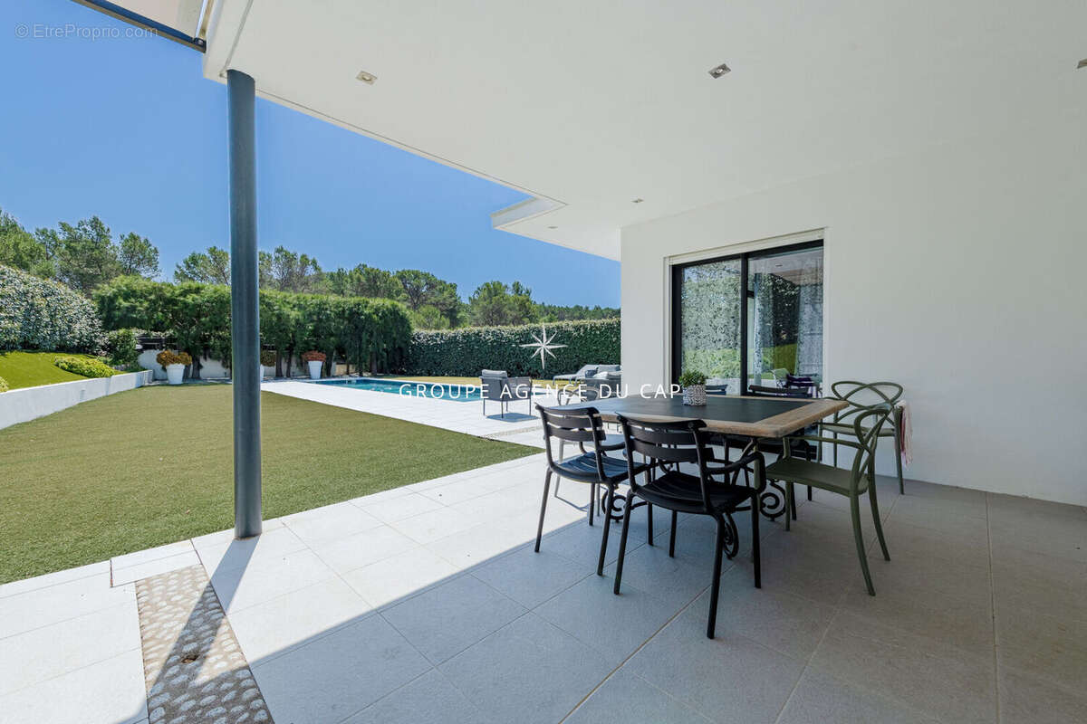 Villa contemporaine valescure  avec piscine garage et depandances - photo 6