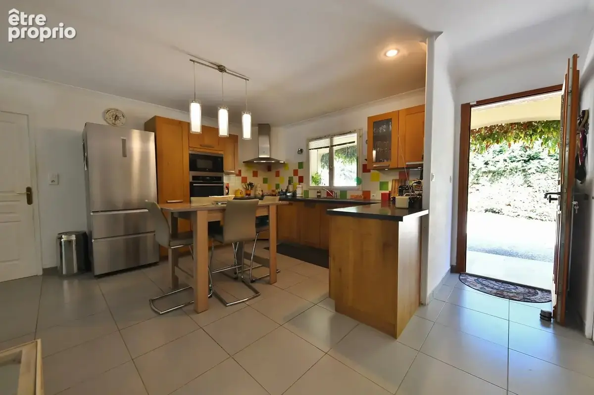 Charmante villa de plain-pied avec piscine et beau terrain arboré - photo 6
