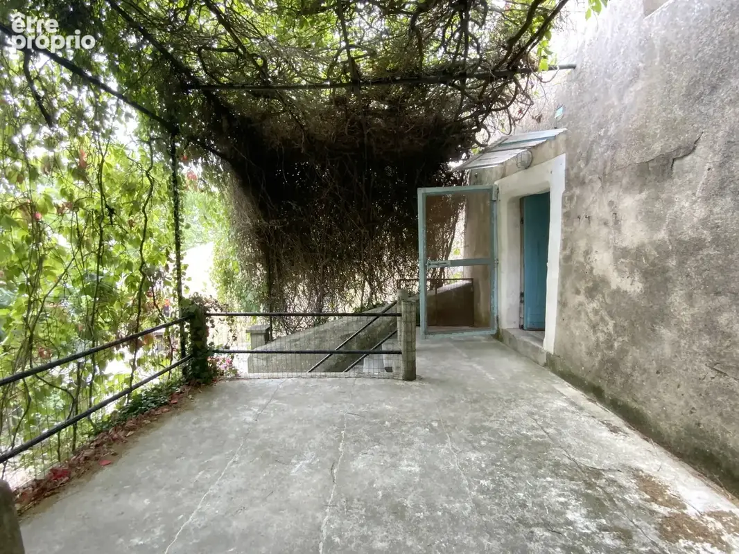 Maison à rénover avec cour, jardin et garage au coeur d'un des plus beaux villages de France. - photo 7