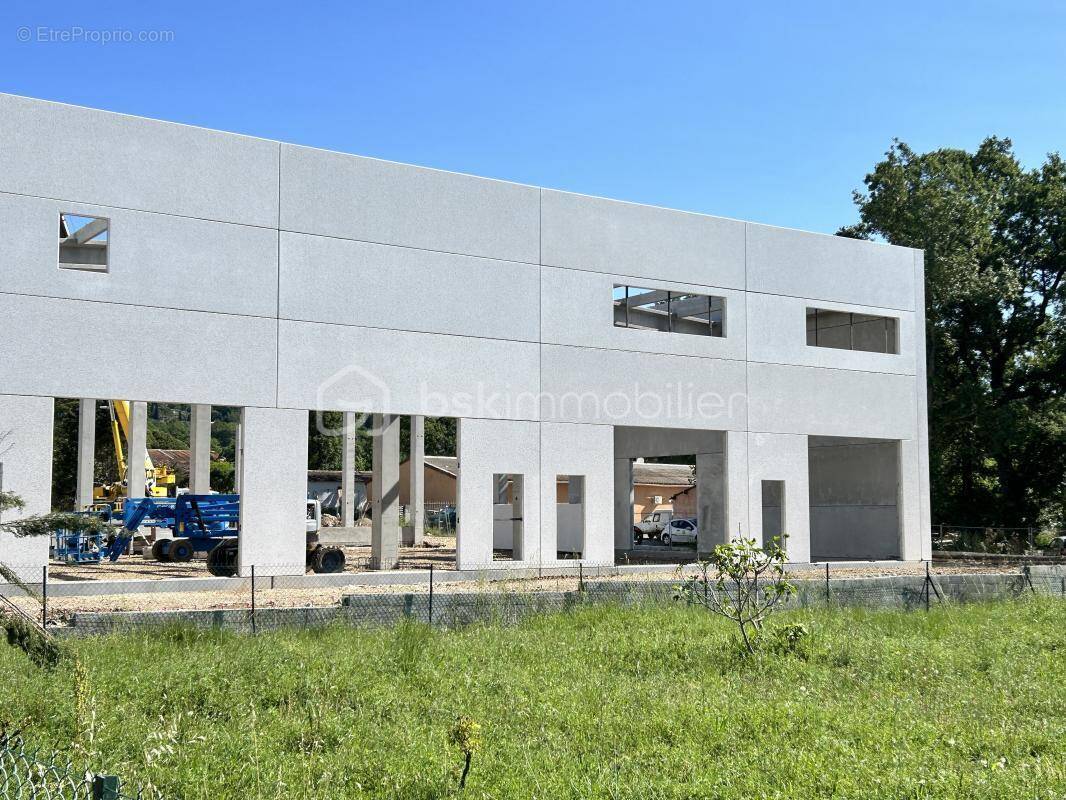 Commerce à MONTAUROUX