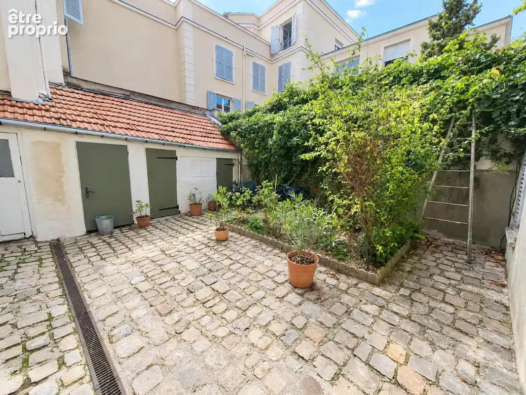 T150 - rue de vergennes - studio sur une cour pavee - photo 6