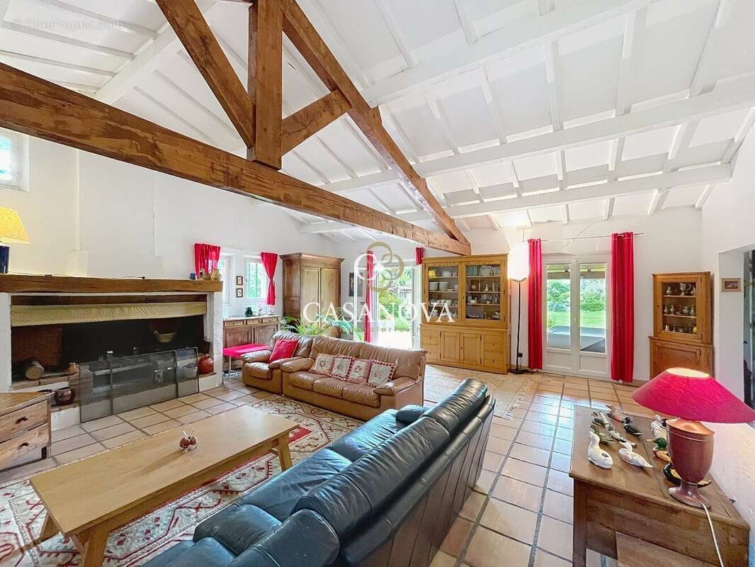 Aux portes de PEZENAS, maison de caractère sur un superbe terrain CONSTRUCTIBLE et DIVISIBLE de 3300 m². A 25 mn du bord de MER, - photo 18