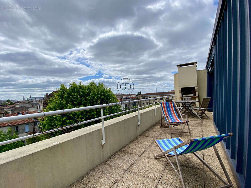 BORDEAUX  SAINT-SEURIN  Appartement dernier étage  2 chambres Terrasse et parking  Bon état - photo 9