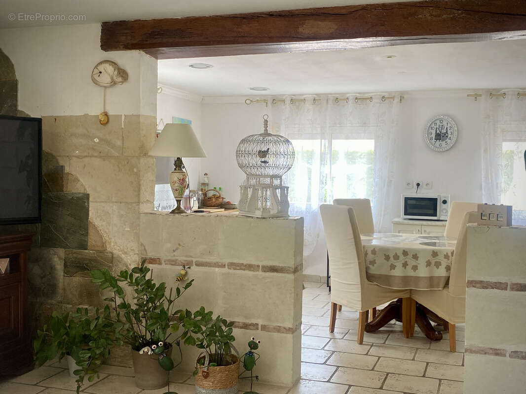 Ensemble immobilier en tuffeau avec dépendances sur un terrain de 3401m2. Idéale projet familiale, gîtes, acti - photo 12