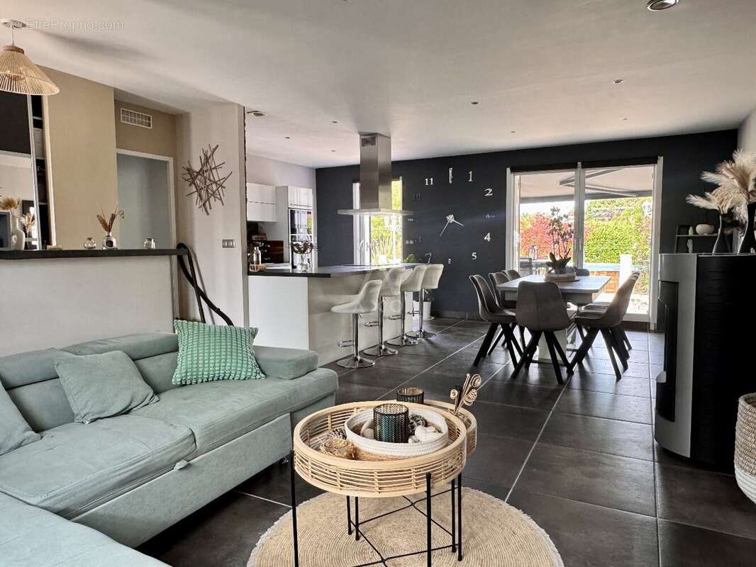 Charmante maison de plain-pied rénovée avec jardin paysager et piscine - photo 3