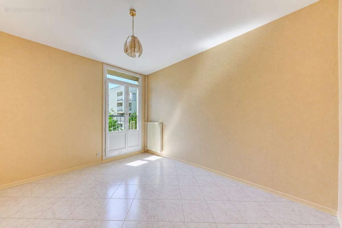 T4 traversant quartier PASTEUR, 75,83 m² / Loggia fermée / Balcon / Parking collectif - photo 9