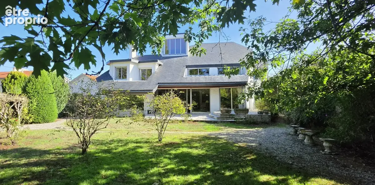 L'avant-garde a 50 ans : villa d'architecte et son poumon vert en centre-ville. - photo 3