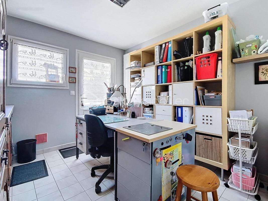 À VENDRE – Maison de caractère de 201 m² avec jardin paysager , piscine ‍ et vue dégagée  - photo 9