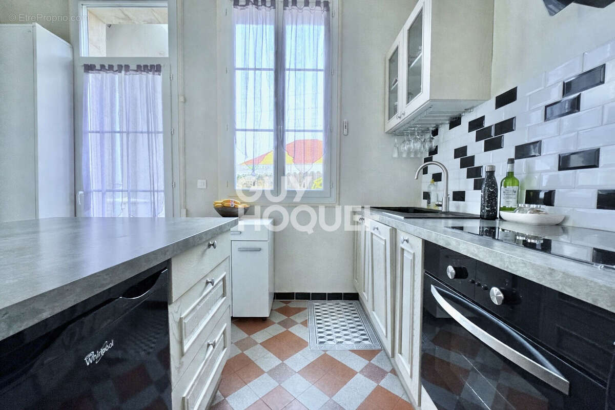 À 100 m du port - T2 avec extérieur 35 m² - Rare - photo 5