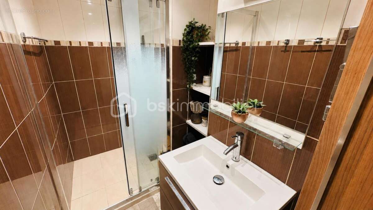 Appartement à SAINT-LAURENT-DU-VAR