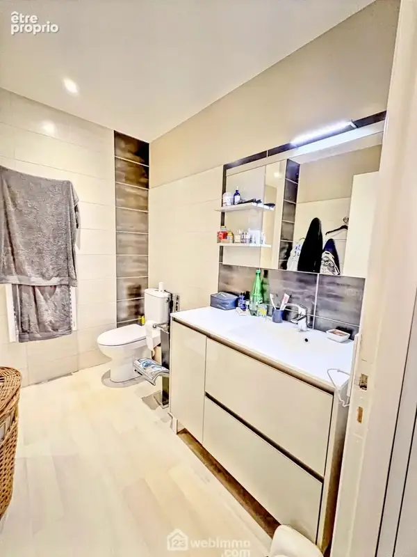 Salle de douche rénovée aux lignes contemporaines