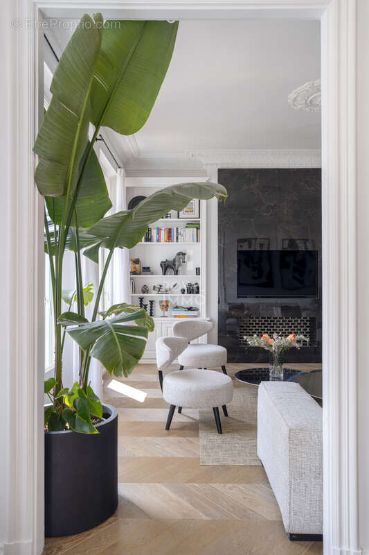 Élégant appartement haussmannien de prestige   120 m2   Hyères Centre Ville - photo 4
