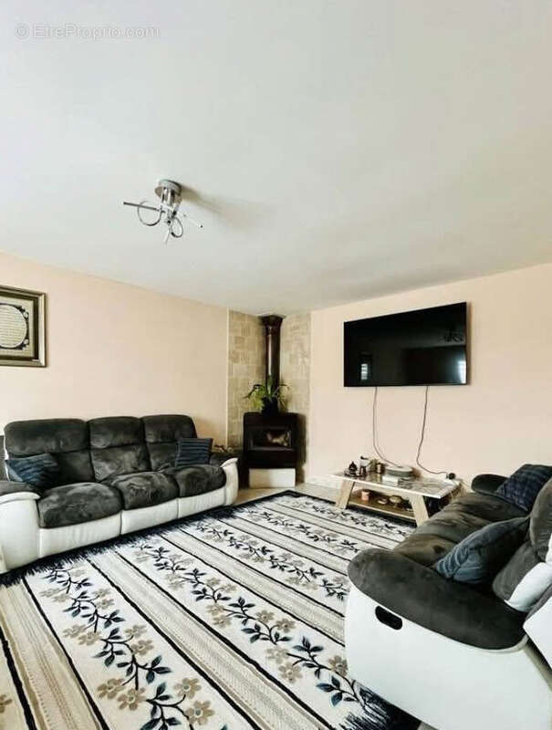 472433110_3488949528081382_4302611381642220122_n - Maison à VARS