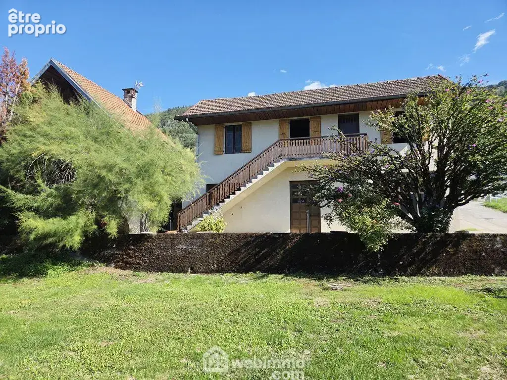 Un bâtiment attenant propose actuellement un atelier de 53m² au rez-de-chaussée.