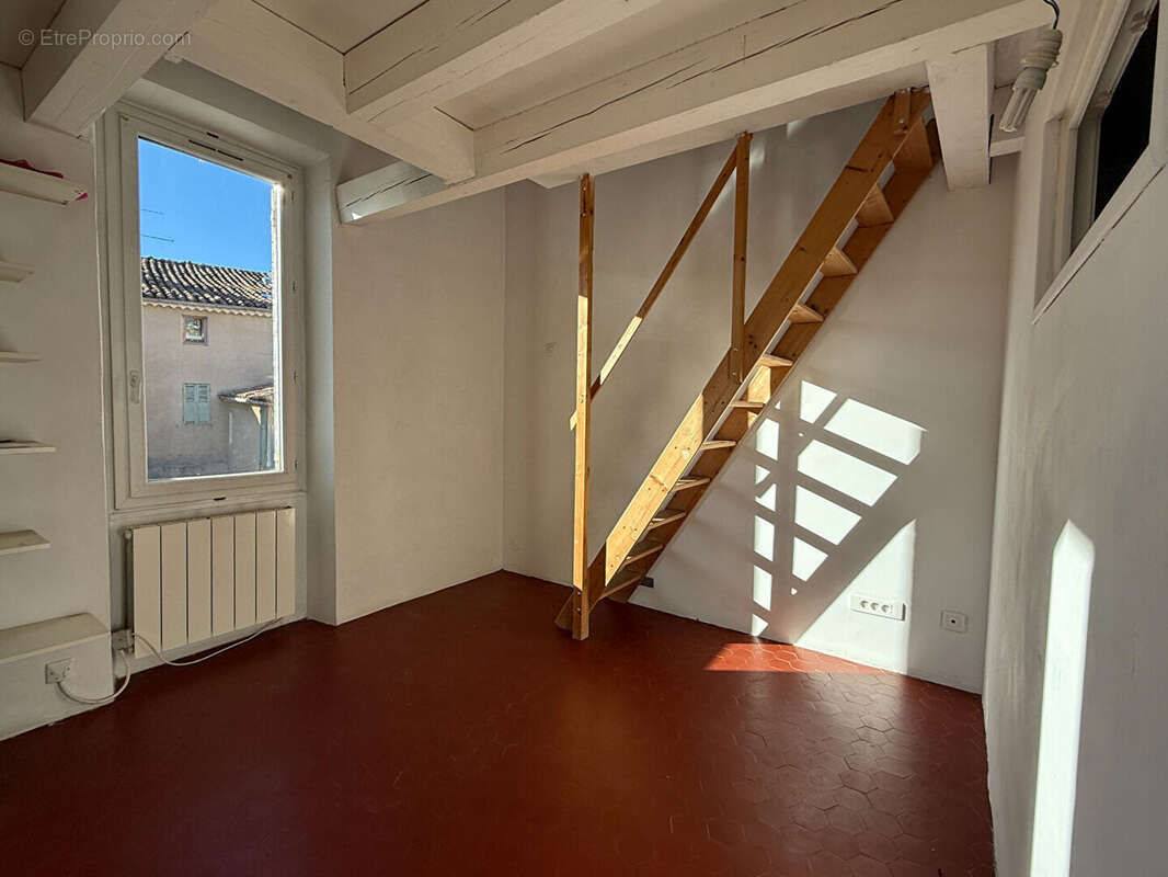 Maison à LA ROQUE-D&#039;ANTHERON